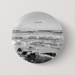 Schwarz-Weiß-Foto der Atlantischen Ozeanwellen Button