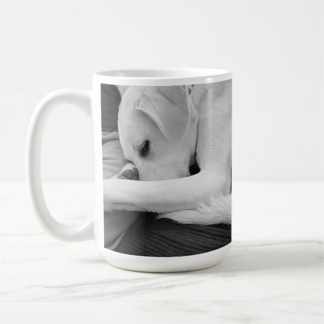 Schwarz-Weiß-Foto der Niedlichen Hundsruhe mit Vat Kaffeetasse (Links)