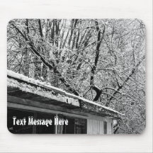 Schwarz-Weiß-Foto der rustikalen Winterlandschaft