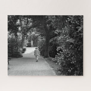 Schwarz-Weiß-Foto des alten Mannes im Park