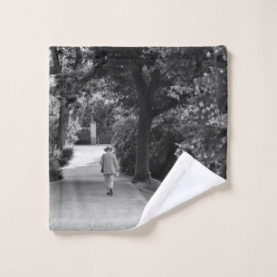 Schwarz-Weiß-Foto des alten Mannes im Park Waschlappen