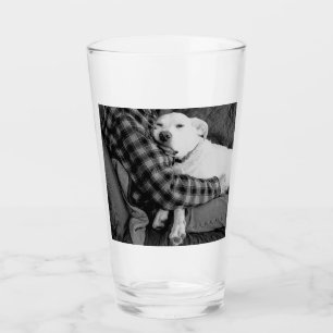 Schwarz-Weiß-Foto des Hundes mit Vater Glas