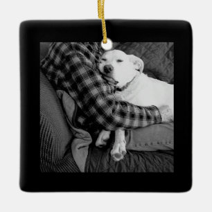 Schwarz-Weiß-Foto des Hundes mit Vater Keramikornament