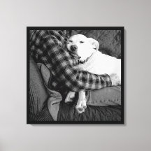 Schwarz-Weiß-Foto des Hundes mit Vater