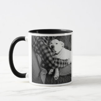 Schwarz-Weiß-Foto des Hundes mit Vater Tasse