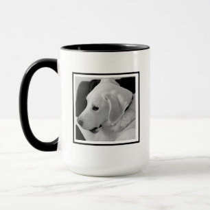 Schwarz-Weiß-Foto des Niedlichen Hundes und Paws Tasse