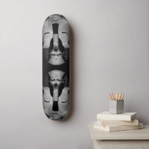 Schwarz-Weiß-Foto des Pharaoh-Königs Skateboard
