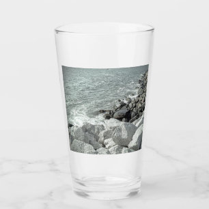 Schwarz-Weiß-Foto einer Felsenküste Glas