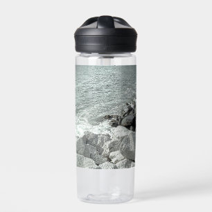 Schwarz-Weiß-Foto einer Felsenküste Trinkflasche