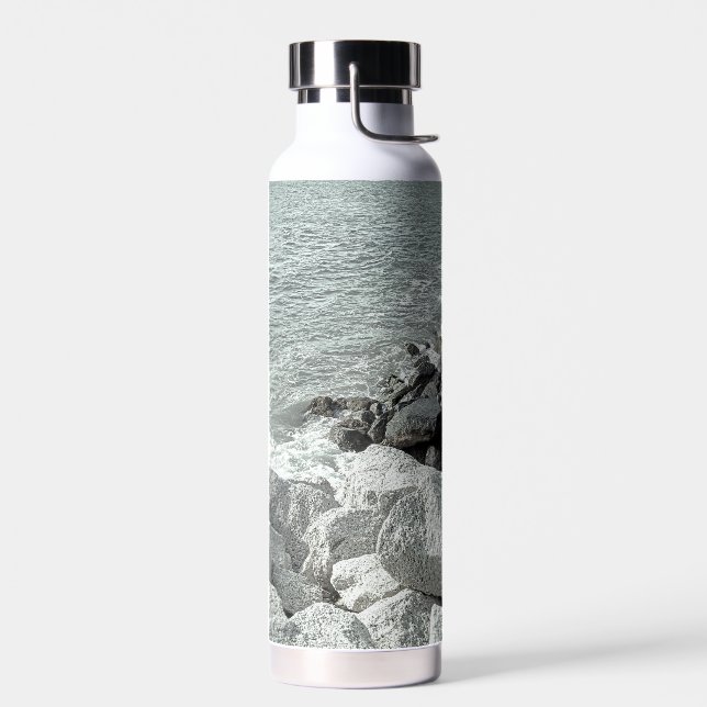 Schwarz-Weiß-Foto einer Felsenküste Trinkflasche (Links)