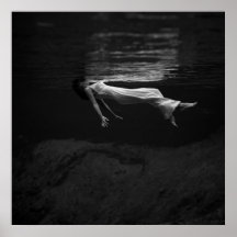 Schwarz-Weiß-Foto einer Frau im Wasser