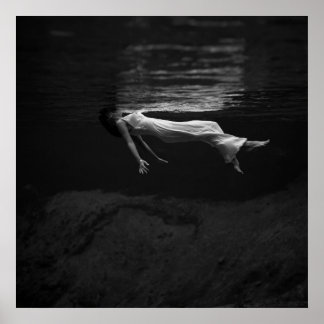 Schwarz-Weiß-Foto einer Frau im Wasser Poster