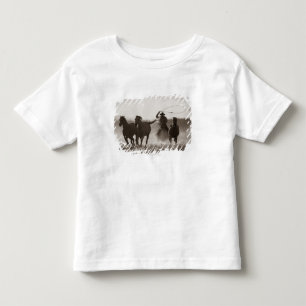 Schwarz-Weiß-Foto eines Cowboy Lassoing Horses Kleinkind T-shirt