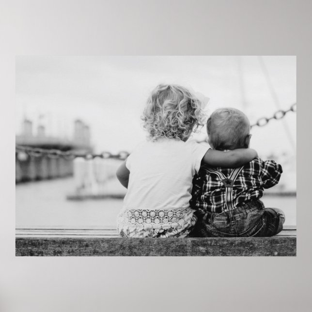 Schwarz-Weiß-Foto eines Jungen und Mädchens.. Poster (Vorne)