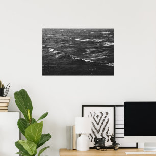 Schwarz-Weiß-Foto eines stürmischen Meeres Poster