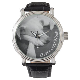Schwarz-Weiß-Foto eines wunderschönen Hundeschlafe Armbanduhr