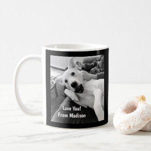 Schwarz-Weiß-Foto Hunde spielen mit Vater Kaffeetasse