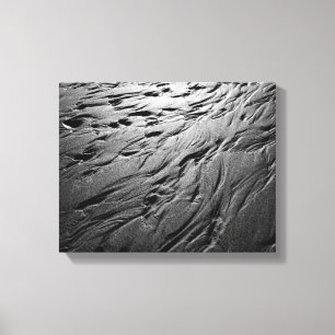 Schwarz-Weiß-Foto mit Sandmotiven am Strand Leinwanddruck