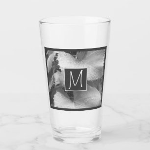 Schwarz-Weiß-Foto von Blätter der Weintraube Anfän Glas