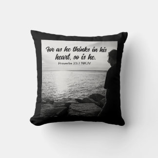 Schwarz-Weiß-Foto von Sea and Man Bible Verse Kissen