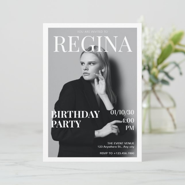 Schwarz-Weiß-Foto-Zeitschrift Geburtstag Einladung (Stehend Vorderseite)