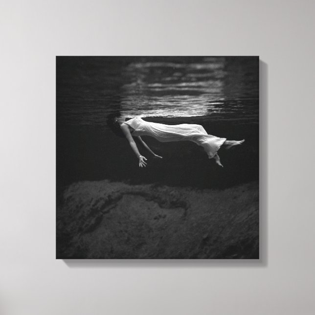 Schwarz-Weiß-Frau auf dem Wasserfoto Leinwanddruck (Vorderseite)