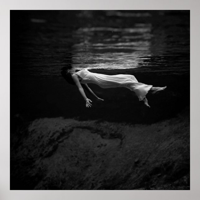 Schwarz-Weiß-Frau auf dem Wasserfoto Poster (Vorne)
