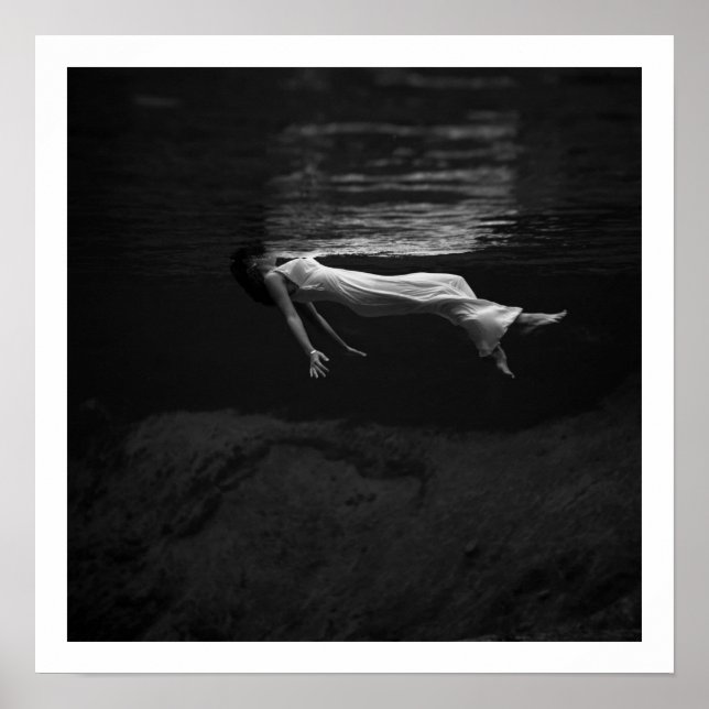 Schwarz-Weiß-Frau in der Wasserfotografie Poster (Vorne)