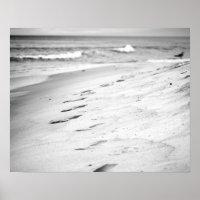 Schwarz-Weiß-Fußabdrücke im Sandstrand 16x20