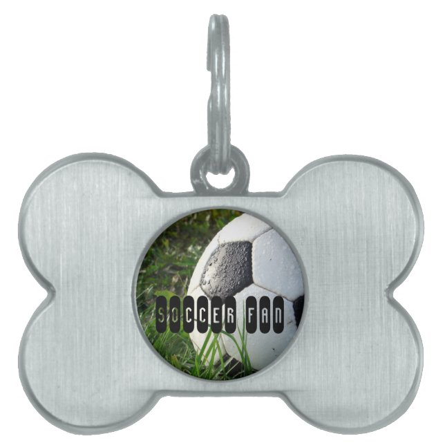 Schwarz-Weiß-Fußball-Ball in grünem Gras Tiermarke (Vorderseite)