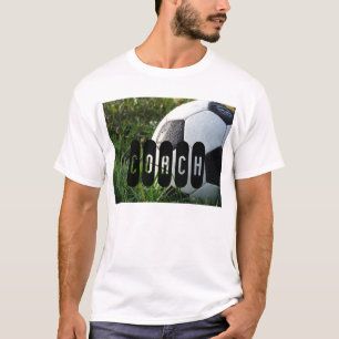 Schwarz-Weiß-Fußball im Gras-T - Shirt