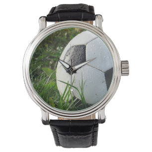 Schwarz-Weiß-Fußball im Grünen Armbanduhr