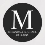 Schwarz-Weiß-Gastgeschenk Hochzeit-Labrador Etiketten<br><div class="desc">Ein elegantes Design mit Monogramm,  Name und Datum in weißer Serif-Schriftart-Stil auf schwarzem Hintergrund.</div>