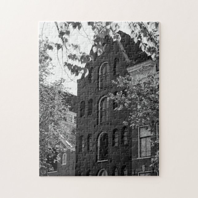 Schwarz-Weiß-Gebäude in Amsterdam (Vertikal)