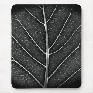 Schwarz-weiß glühendes Blatt Nahaufnahme Mousepad