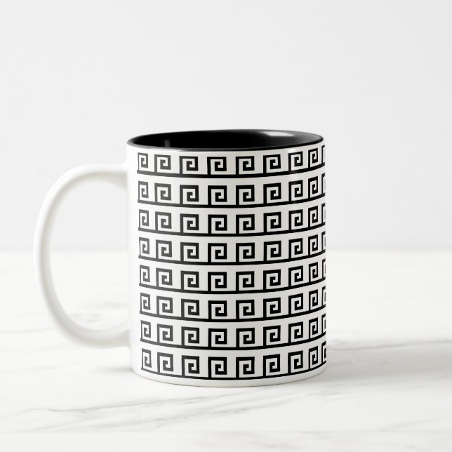 Schwarz-Weiß-Griechisches Geometrismuster Zweifarbige Tasse (Links)