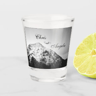 Schwarz-Weiß-Hochzeit unter den Bergen Schnapsglas
