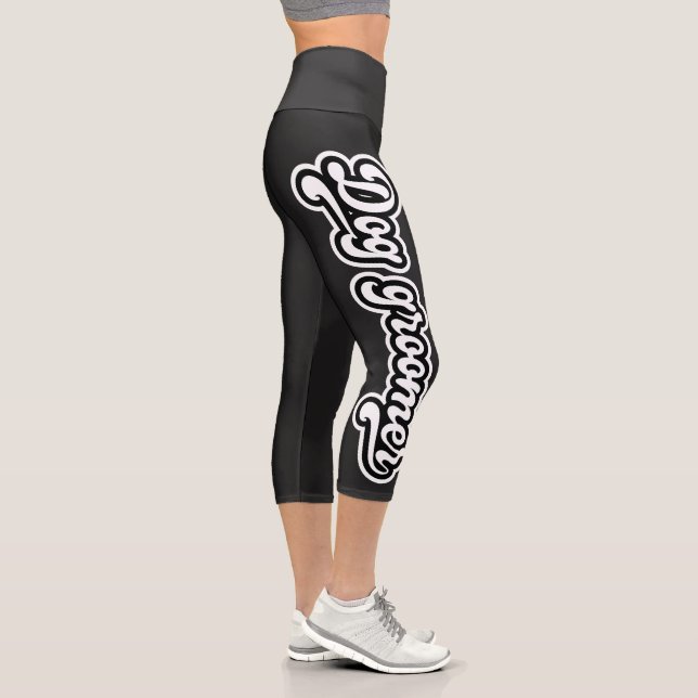 Schwarz-Weiß-Hund Groomer Fett Typografie Capri Leggings (Rechts)