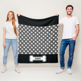 Schwarz-Weiß-Hundepuppen und Knochen mit Namen Fleecedecke