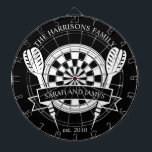 Schwarz-Weiß-Individuelle Name Dartscheibe<br><div class="desc">Feiern Sie Ihren besonderen Tag mit dem Black and White Family Individuelle Name Wedding Dart Board. Mit seinem zeitlosen monochromen Design kann dieses Mainboard mit dem Nachnamen des Paares personalisiert werden, was es zu einem einzigartigen Sake oder zu einem spielerischen Hochzeitsgeschenk macht. Dieses Stück ist ideal, um Ihrer Zuhause einen...</div>