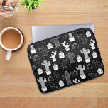 Schwarz-Weiß-Kaktus Doodle-Muster Laptopschutzhülle<br><div class="desc">Ein Muster handgezeichneter Kakti Doodles in Schwarz/Weiß. Jeder Kaktus ist in seinem eigenen Topf. Dieses sukkulente Muster ist trendig und perfekt für diejenigen mit viel Pflanze!</div>
