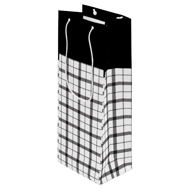 Schwarz, Weiß, Kariert, elegant, schick, modern, s Geschenktüte Für Weinflaschen (Vorderseite Schrägansicht)