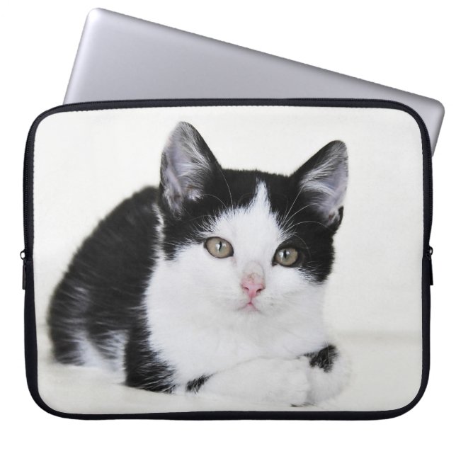 Schwarz-Weiß-Kätzchen Laptopschutzhülle (Vorderseite)