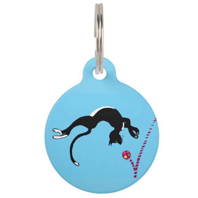 Schwarz-Weiß-Katze, die einen Bouncball jagt Haustiermarke (Vorderseite)