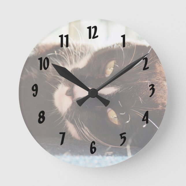 Schwarz-Weiß-Katze Gesicht Foto-Gelb-Augen Runde Wanduhr (Vorderseite)