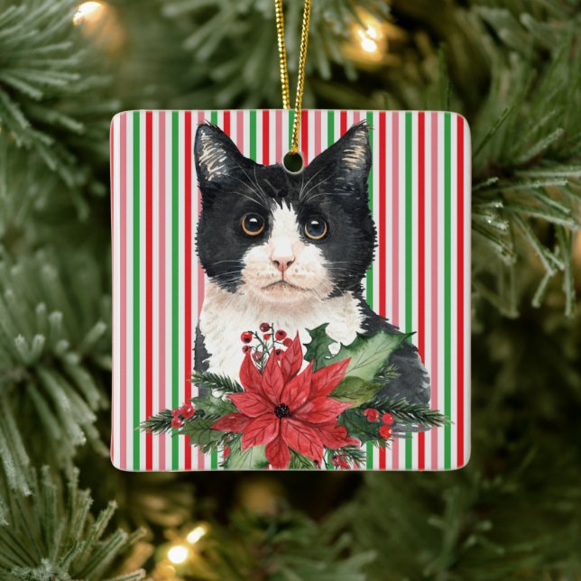Schwarz-Weiß-Katze und Poinsettia Keramikornament (Baum)
