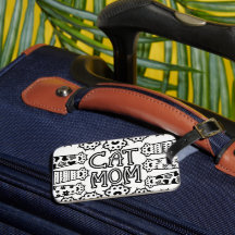 Schwarz-Weiß-Katzenmutter mit Katzenpfoten