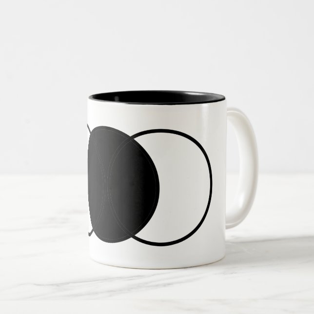 Schwarz-Weiß-Kreise, die das Set miteinander verbi Zweifarbige Tasse (VorderseiteRechts)