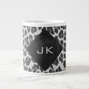 Schwarz-Weiß-Leopard-Printwerbung für Monogramm Jumbo-Tasse