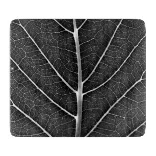 Schwarz-Weiß leuchtendes Blatt Nahaufnahme Schneidebrett